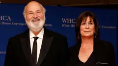 Rob e Michele Reiner em traje de gala no tapete vermelho do jantar da Associação de Correspondentes da Casa Branca, em Washington D.C., em 28/4/2018