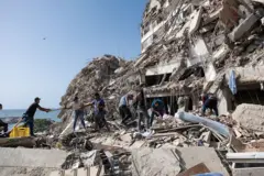 Vecinos de la Guaira intentan labores de rescate en un edificio que se derrumbó en Catia La Mar.