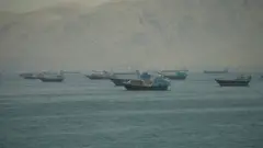 Embarcações ancoradas no Estreito de Ormuz, vistas de Musandam, Omã.