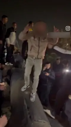 أردنيون يلتقطون "سيلفي" مع صاروخ إيراني