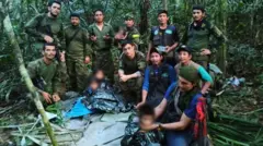 Equipe de resgate e crianças resgatadas na selva colombiana