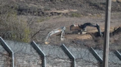 جرافات في موقع حدودي