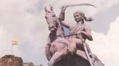 ঝাঁসির রানি লক্ষ্মী বাঈয়ের মূর্তি