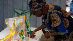 Obinrin to n dibo nilu Eko