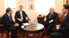 Jared Kushner (segundo por la izquierda) y el primer ministro Benjamin Netanyahu (segundo por la derecha) en Jerusalén el lunes.