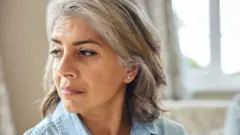 50 yaş üstü bir kadın