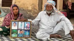 ਕੁਲਦੀਪ ਸਿੰਘ ਦੇ ਪਿਤਾ ਜੰਟਾ ਸਿੰਘ ਅਤੇ ਵਿਧਵਾ ਪਤਨੀ