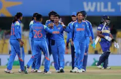 2025 ලෝක කුසලාන කාන්තා ක්‍රිකට් තරගාවලියේ ශ්‍රී ලංකාව සමග පැවැති පළමු තරගය ඩක්වත් සහ ලුවිස් න්‍යායට (DLS) අනුව සත්කාරක ඉන්දීය කණ්ඩායම ලකුණු 59කින් ජය ගත්තේය.