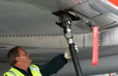 Hombre cargando combustible