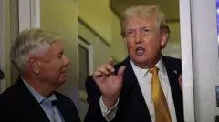 अमेरिकेचे सीनेटर लिंडसे ग्रॅहम आणि राष्ट्राध्यक्ष डोनाल्ड ट्रम्प