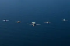 Cinco aviones de Estados Unidos vuelan en formación sobre el mar Arábigo, en una imagen difundida por el Pentágono.
