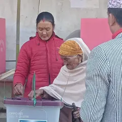 मतदान गर्दै जेष्ठ नागरिक ﻿