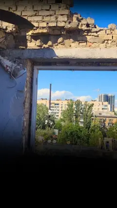 Київ. Дівчина показала, що залишилось від її квартири після російського обстрілу