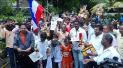 ரஜினிகாந்த் பிறந்தநாள்: வீட்டின் முன் ரசிகர்கள் கொண்டாட்டம் 