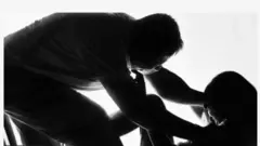 Aworan ọkunrin to n fipa mu obinrin fun ibalopọ