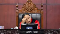 Hakim Konstitusi Suhartoyo memimpin jalannya sidang di Mahkamah Konstitusi (MK), Jakarta, Rabu (8/11/2023). 