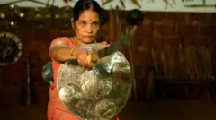 ميناكشي راغافان تمسك سيفا