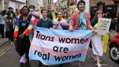 демонстрация в 2023 в Оксфорде, где должна была выступать Сток