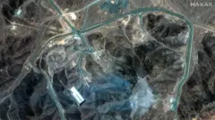 من الأقمار الصناعية لمشهد عام لمنشأة فوردو النووية في إيران، في 22 يونيو/ حزيران 2025. يغلب على الصورة اللون البني وهناك خطوط يبدو أنها طرق يميل لونها للأخضر.