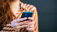 One pesin hold phone