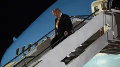 Trump deixa o antigo Air Force One no Reino Unido