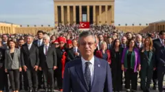 CHP'de Özgür Özel, 38. Olağan Kurultay'da seçilen Parti Meclisi ve Yüksek Disiplin Kurulu Üyeleri ile birlikte Anıtkabir'i ziyaret etti.
