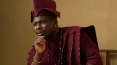 Alawada Kamo State wọ agbada ati fila
