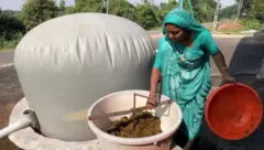 જાગૃતિબહેન પોતાના બાયોગૅસ પ્લાન્ટ પાસે. 