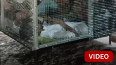 குஜராத்: குழந்தைகளை தினமும் கூண்டில் அடைத்து வைக்கும் தந்தை - என்ன காரணம்?