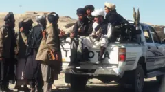 1975 میں بگرام ایئر بیس پر طالبان عسکریت پسند ٹویوٹا ہائیلکس گاڑی میں سوار ہیں