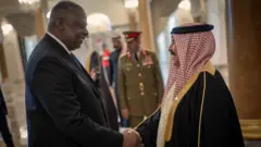  وزير الدفاع الأمريكي لويد جيه أوستن  يلتقي بملك البحرين حمد بن عيسى آل خليفة خلال زيارته الأخيرة إلى المنامة