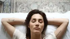 امرأة نائمة