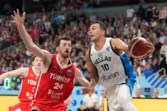 Heroj utakmice, turski krilnic centar Erdžan Osmani (levo) i najbolji u timu Grčke Kostas Slukas (desno)