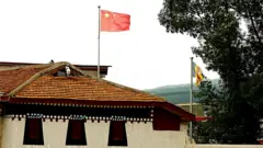 A bandeira nacional chinesa acima do mosteiro de Kirti