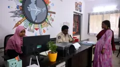 परेशान परिवार के सदस्यों से शिकायतें ले रहे अधिकारी