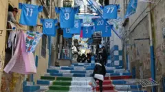 Sebuah perisai, melambangkan Scudetto, dilukis di anak tangga di Quartieri Spagnoli Napoli