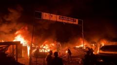 Tiendas de campaña ardiendo.