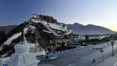 O palácio de Potala, em Lhasa (Tibete)