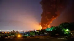 Asap dan api membubung ke langit setelah serangan Israel menghantam depot minyak Shahran di Teheran, Iran, pada 15 Juni 2025.