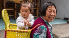 ચીનની વસ્તી, ચીનની વસ્તી અડધી થઈ જશે, ચીન સરકાર, બાળકનો જન્મદર, આબાદી, જનસંખ્યા, બીબીસી ગુજરાતી, કૉમ્યુનિસ્ટ પાર્ટી