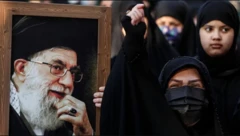 Iyadoo ay socdaan mudaaharaadyo looga soo horjeedo Khamenei, dad badan ayaa sidoo kale taageersan.
