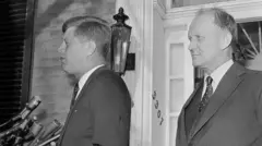 O ex-presidente americano John F. Kennedy anunciando a nomeação de Douglas Dillon como seu secretário do Tesouro, em 1960