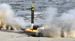 একটি ক্ষেপণাস্ত্র উৎক্ষেপণ করা হচ্ছে