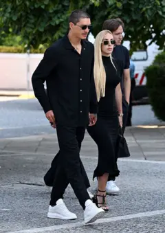 Darwin Nuñez acompanhado de sua parceira Lorena Navas