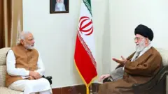 2016 ஆம் ஆண்டு இரானுக்கு பயணம் செய்த இந்தியப் பிரதமர் நரேந்திர மோதி, இரானின் அதிஉயர் தலைவர் அயதுல்லா அலி காமனெயி தெஹ்ரானில் சந்தித்தார்.