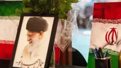 Портрет Али Хаменеи и флагом Ирана на заднем плане