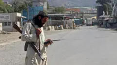 Sınırdaki bir taliban milisi