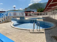 A piscina localizada dentro da prisão de Tocorón