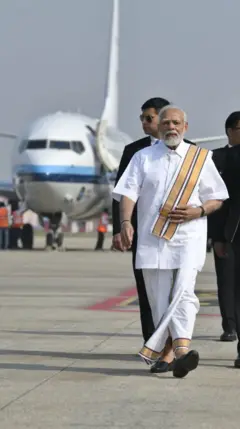 తమిళ సంప్రదాయ దుస్తుల్లో ప్రధాని నరేంద్ర మోదీ