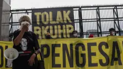 Anggota Jaringan Solidaritas Korban untuk Keadilan (JSKK) meminta Presiden Joko Widodo memperhatikan pasal-pasal bermasalah pada draf Rancangan Kitab Undang-Undang Hukum Pidana (RKUHP). Pada Selasa (6/12), DPR mengesahkan RKUHP menjadi undang-undang.